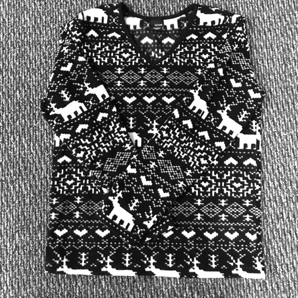 Small fleece-like pullover with winter pattern.