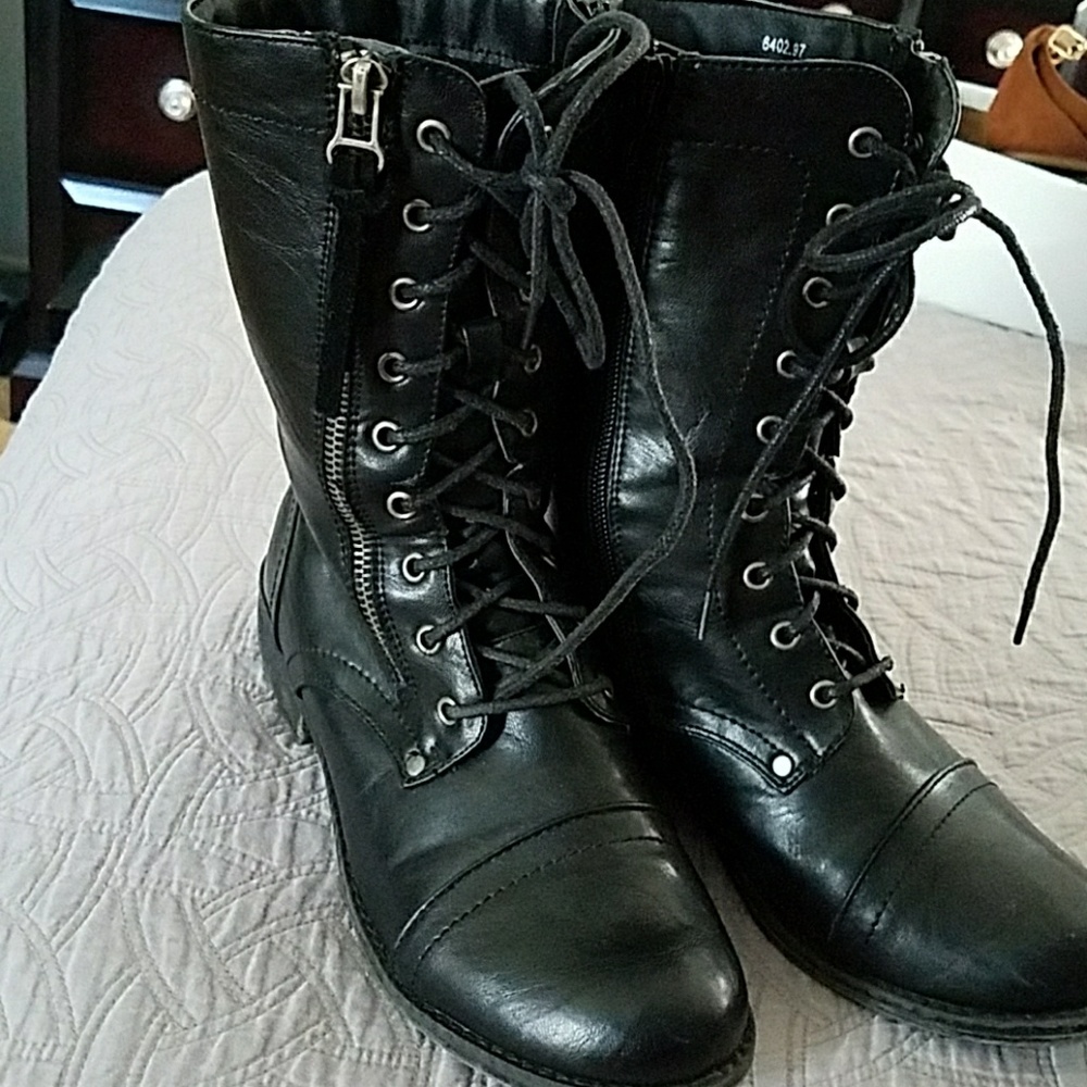17 Basics Women's Black boots