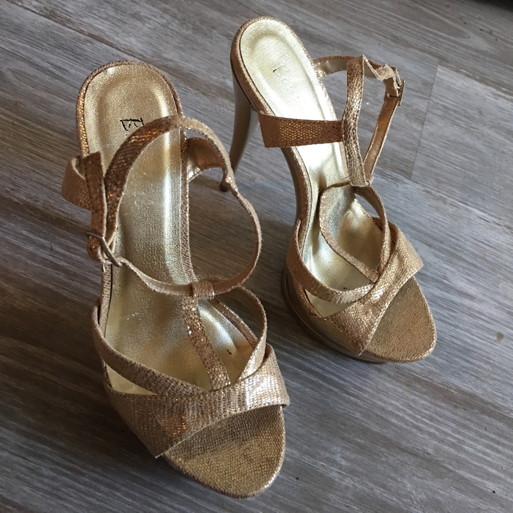 Sexy gold heels!