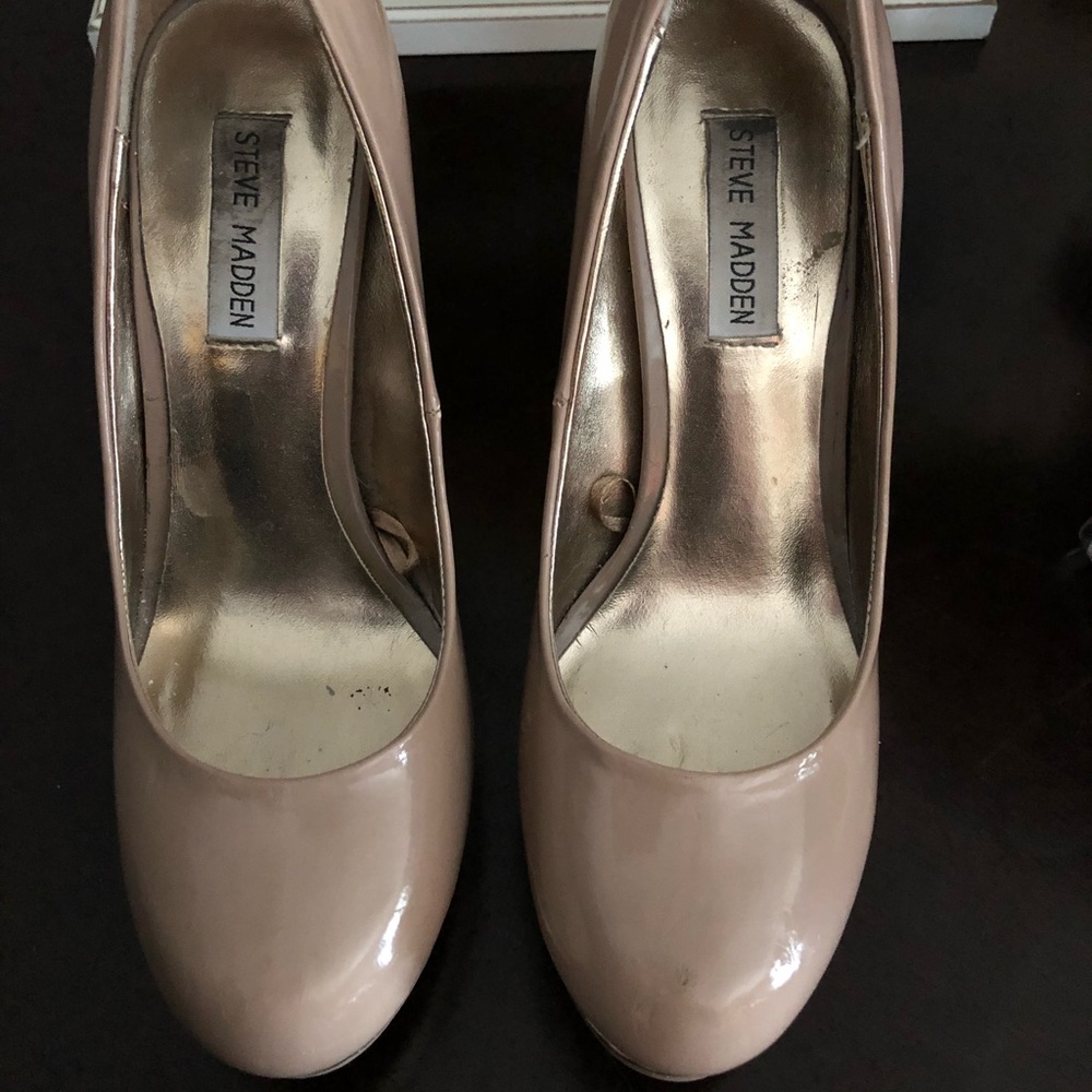 Steve Madden Beige and Gold Pumps
