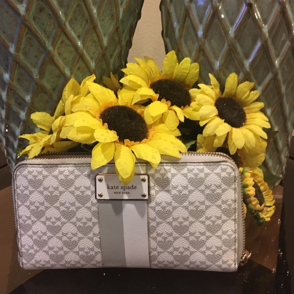 🌻♠️Kate Spade wallet! New without tags! 👍