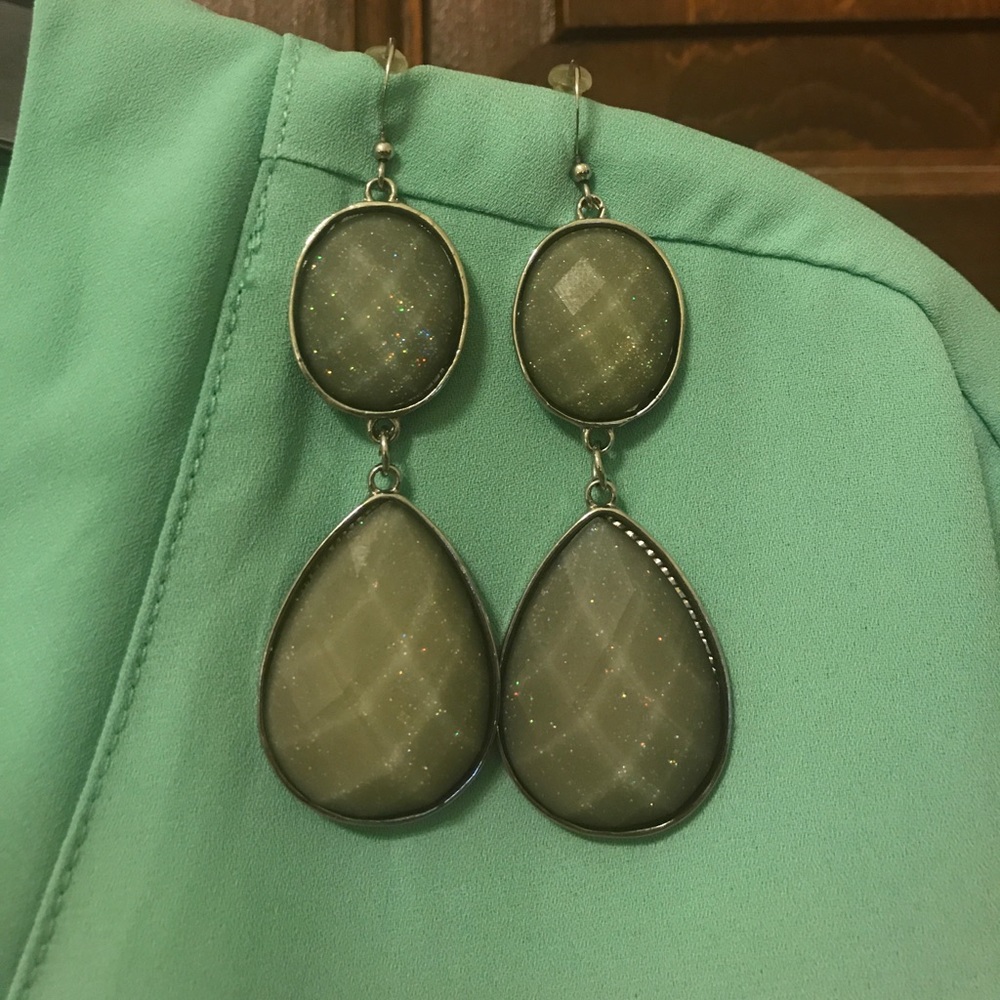 ***FREE W/ Bundle!*** Dangle Earrings