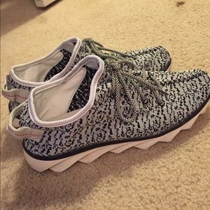 Fake Yeezy tennis shoes