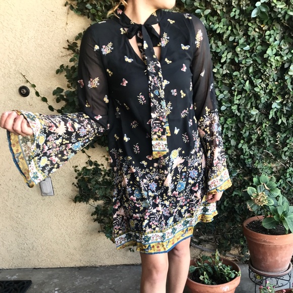 Bell Sleeved Shift Dress - Picture 2 of 7