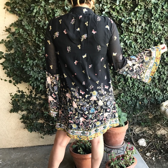 Bell Sleeved Shift Dress - Picture 4 of 7