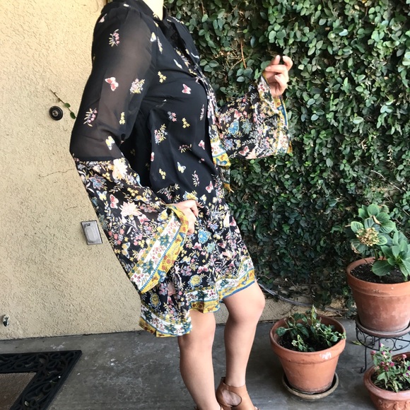 Bell Sleeved Shift Dress - Picture 3 of 7