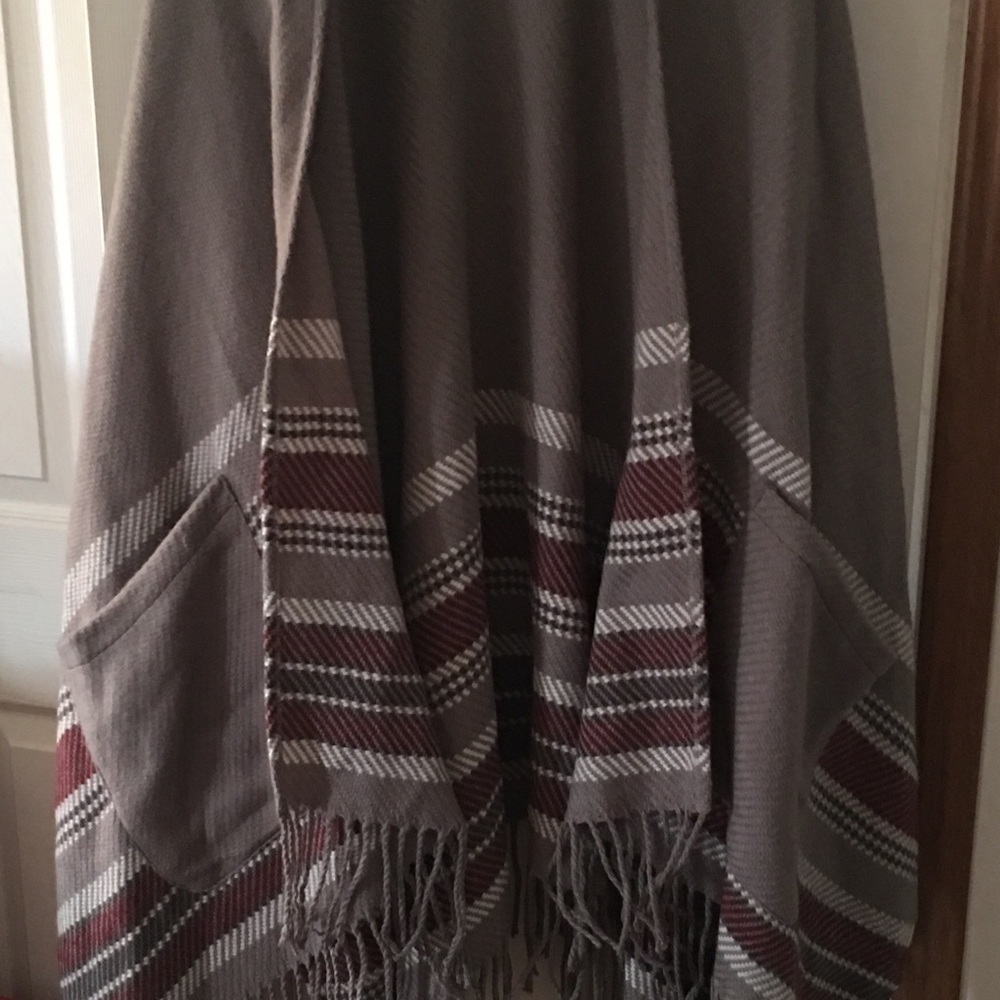 Ladies poncho with pockets