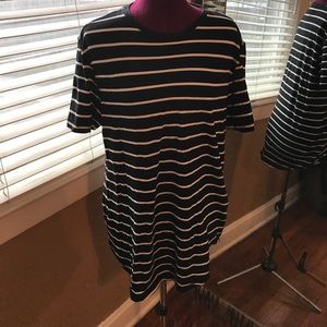 Men's black and white long tailed tee