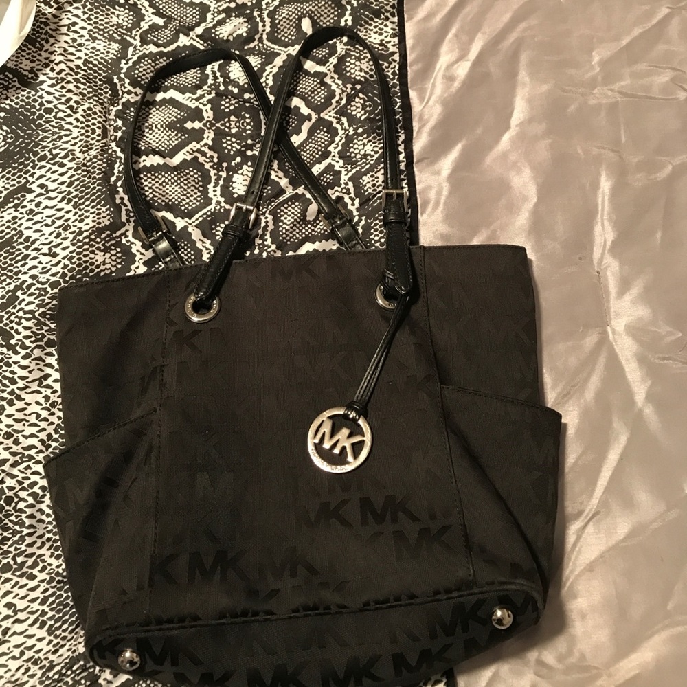 Black Michalel Kors handbag