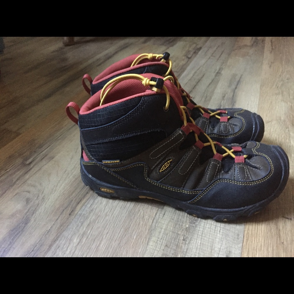 Keen hiking boots Women's 8/ Youth 6