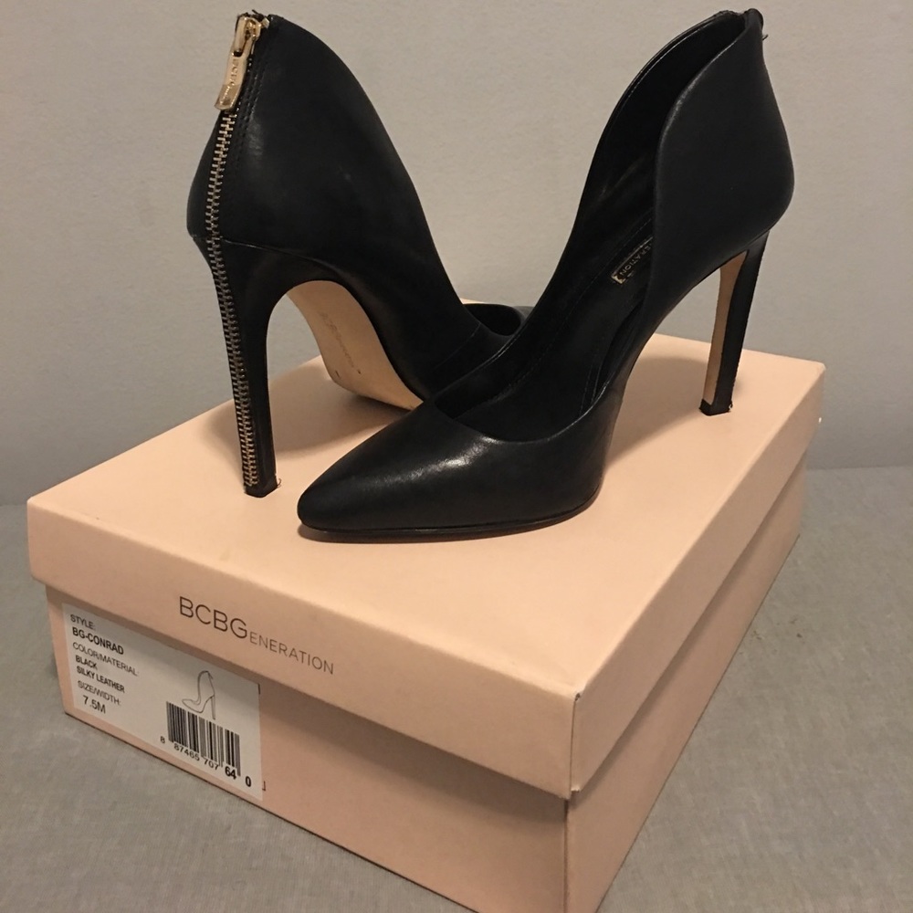 BCBG black Leather Pump