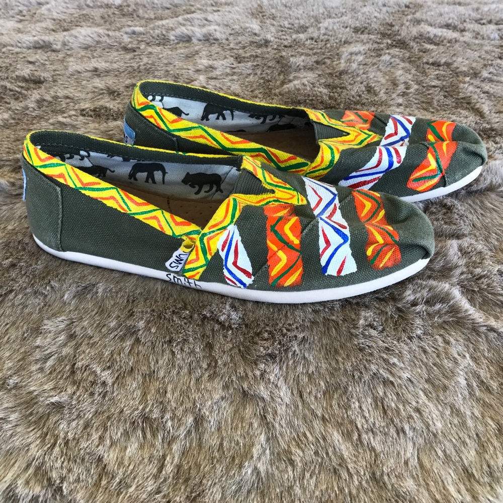 🛍 Toms hand painted Slip Ons flats size 5.5