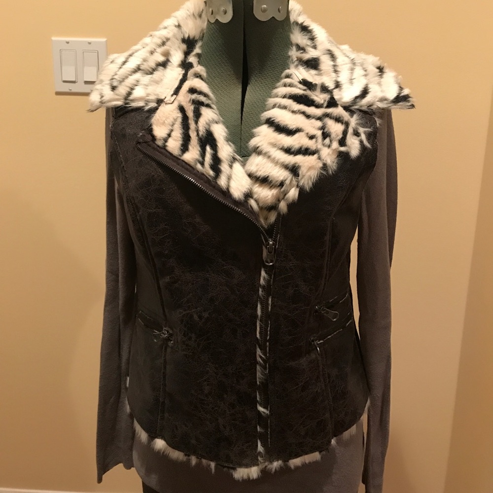 Daytrip Buckle zebra vest sz M fashionable EUC