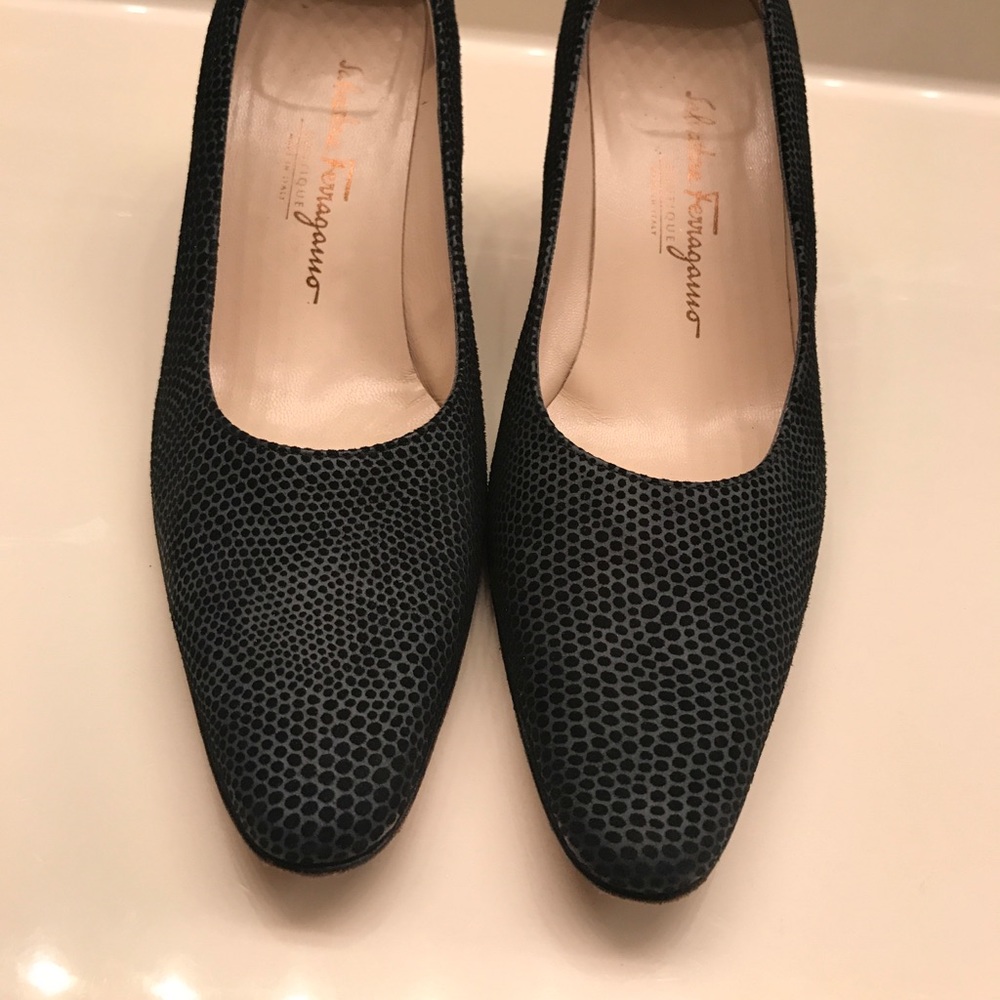 FERRAGAMO SUEDE PUMPS
