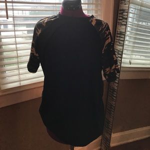 Men's Black and Camo Large Gym Style Shirt