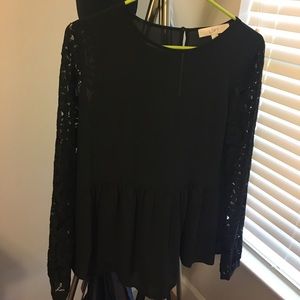 Blouse with lace arms