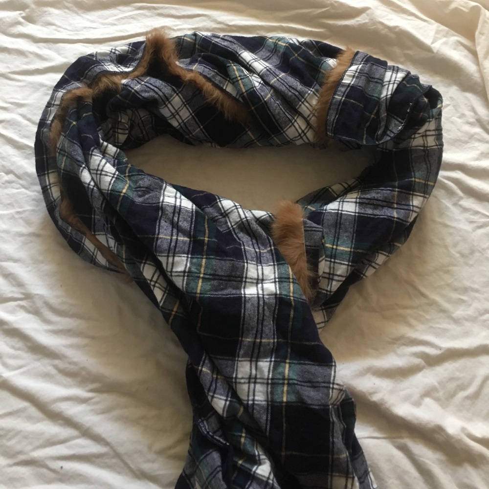 Blanket scarf with fur trim