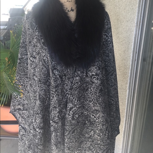 Jackets & Blazers - FIRM Beautiful Woven wrap w/ removable faux fur