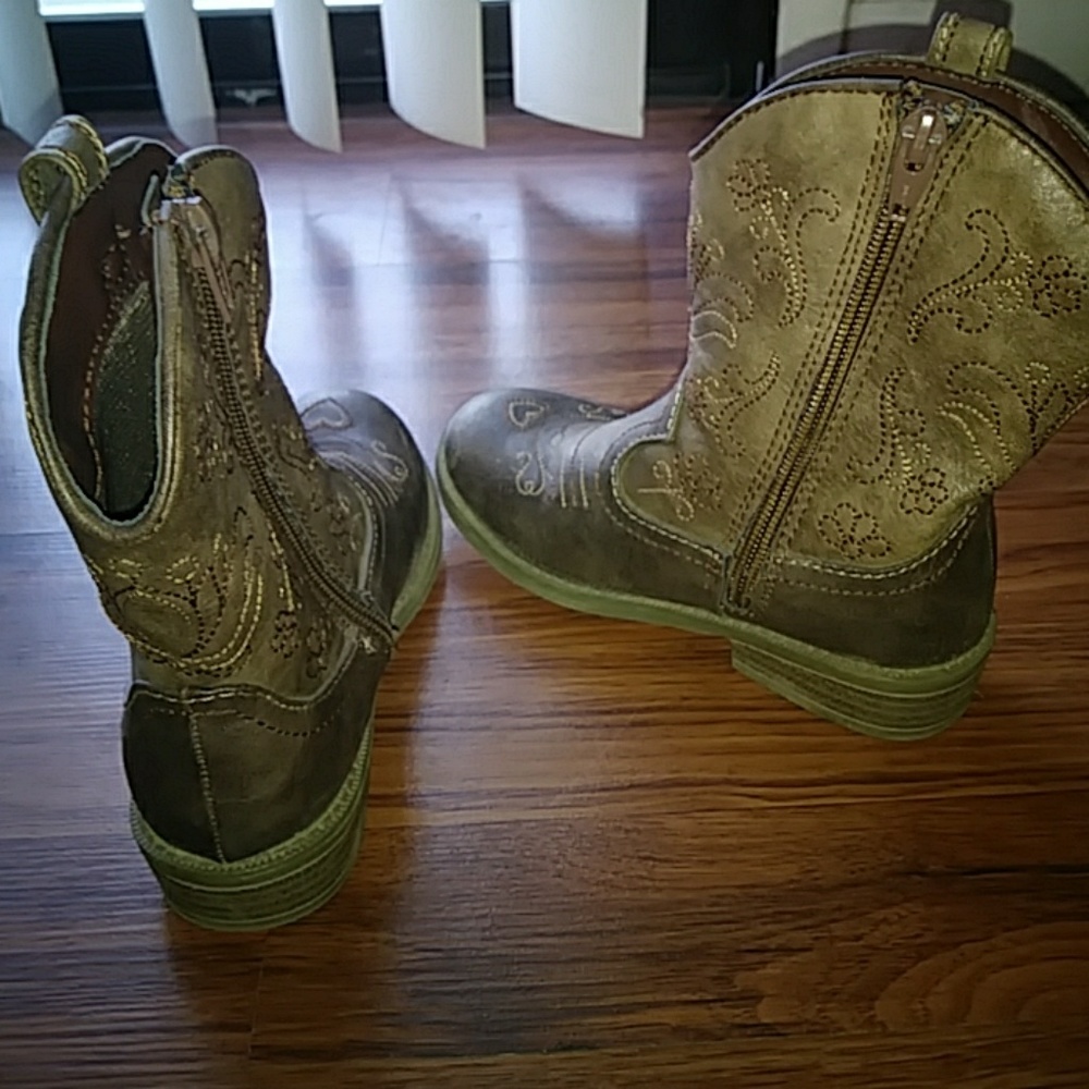 Boots - Picture 3 of 4