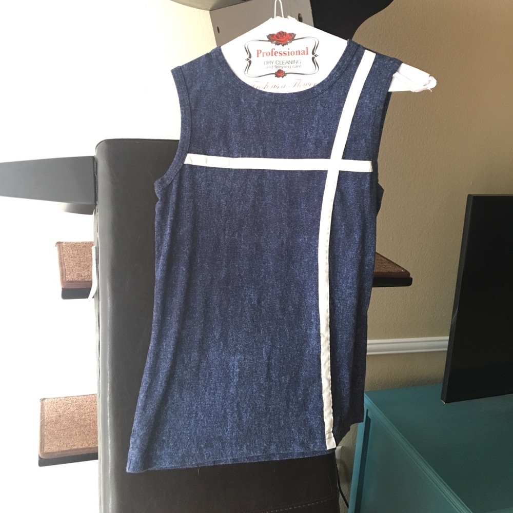 Chic sleeveless shirt