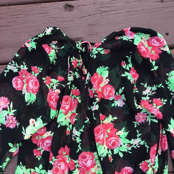 Never worn! Guess Floral Crop Top - Picture 6 of 6