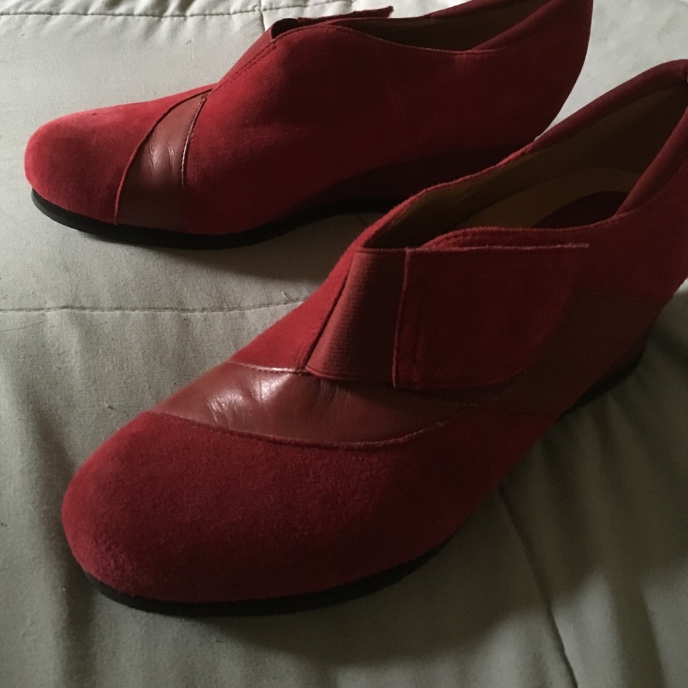 Red wedge shoes. Brand "Earthies".
