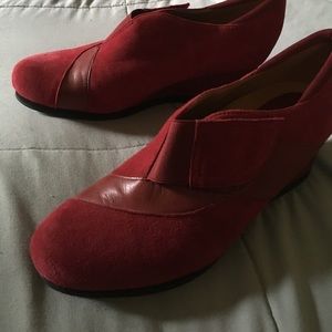 Red wedge shoes. Brand "Earthies".