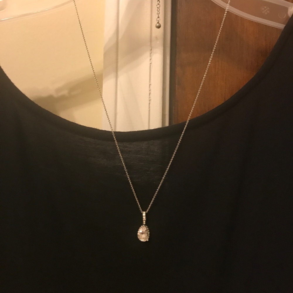 **FREE W/ Bundle!**Pretty pendant necklace**