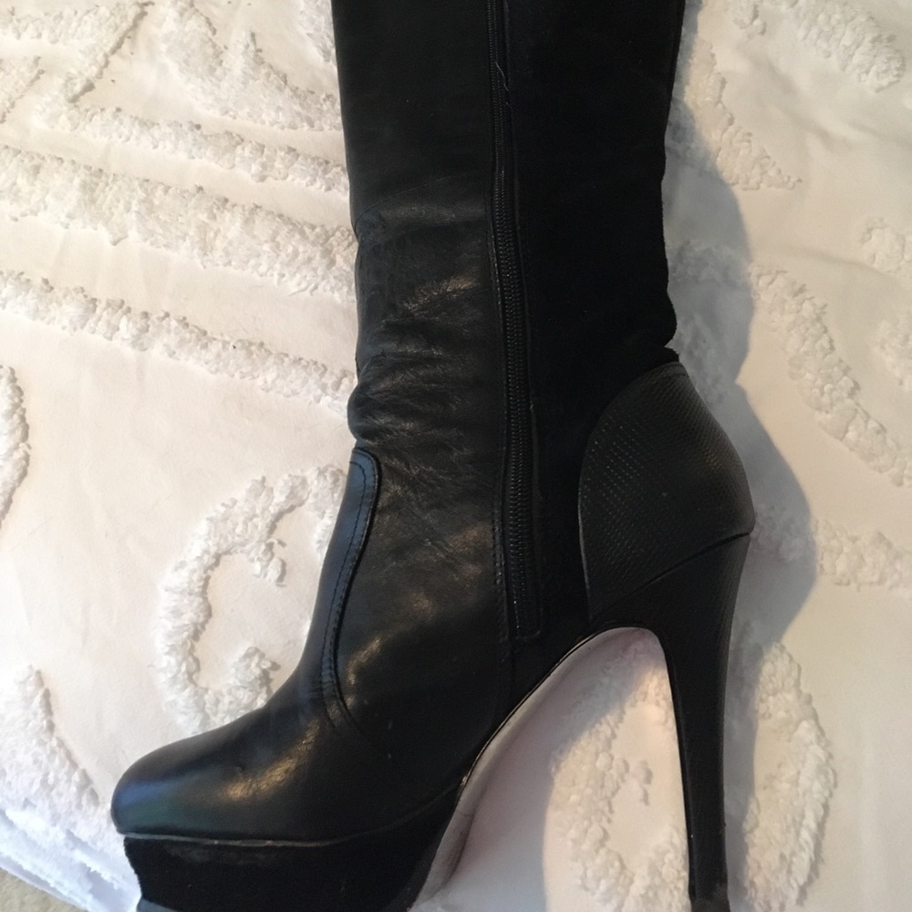 Sexy tall black boots!