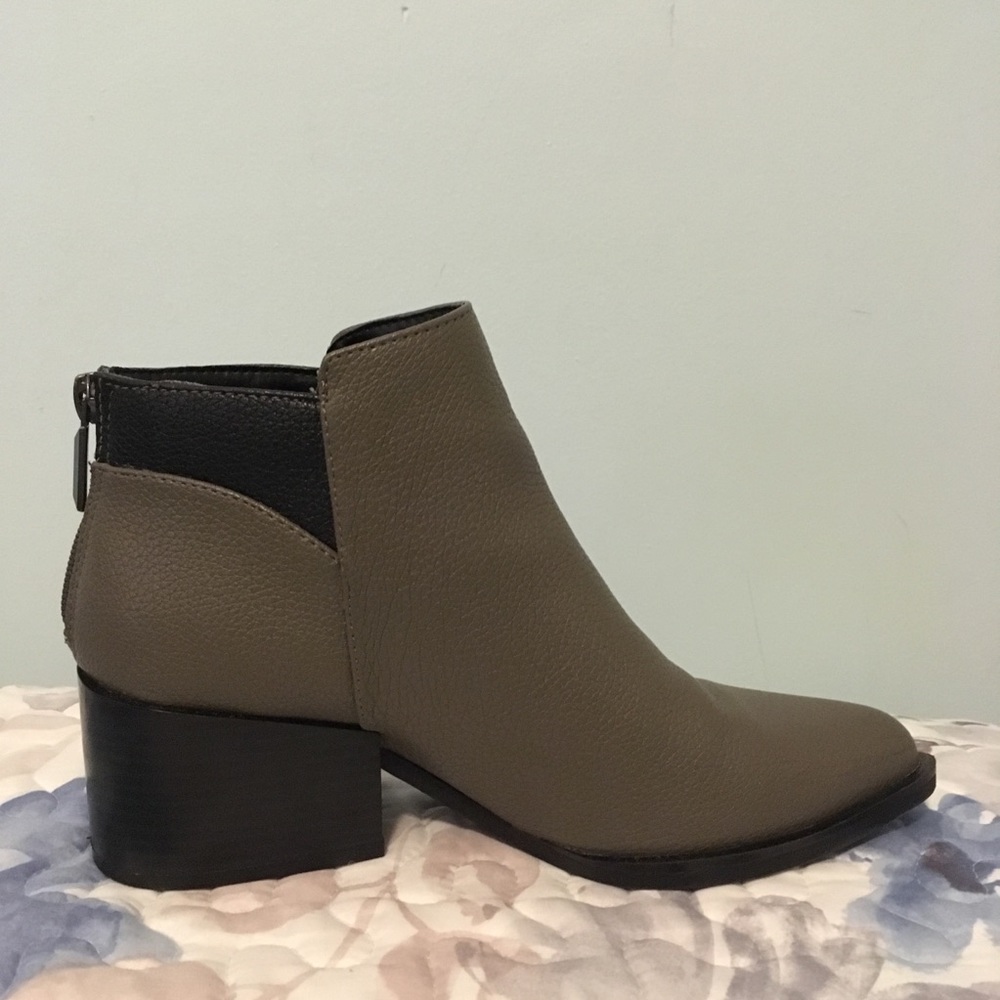 Simply Vera Wang Gray Ankle boots
