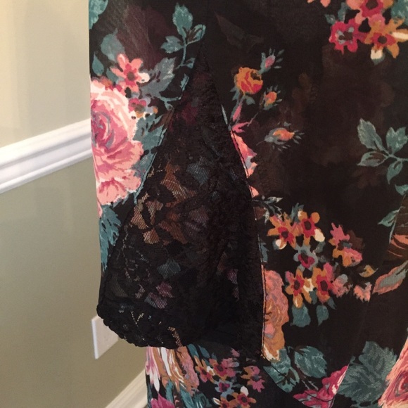NWT Size XS Floral/Lace Kimono - Picture 3 of 7