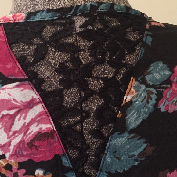 NWT Size XS Floral/Lace Kimono - Picture 6 of 7