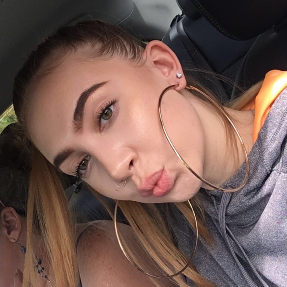 Meet your Posher, Emily