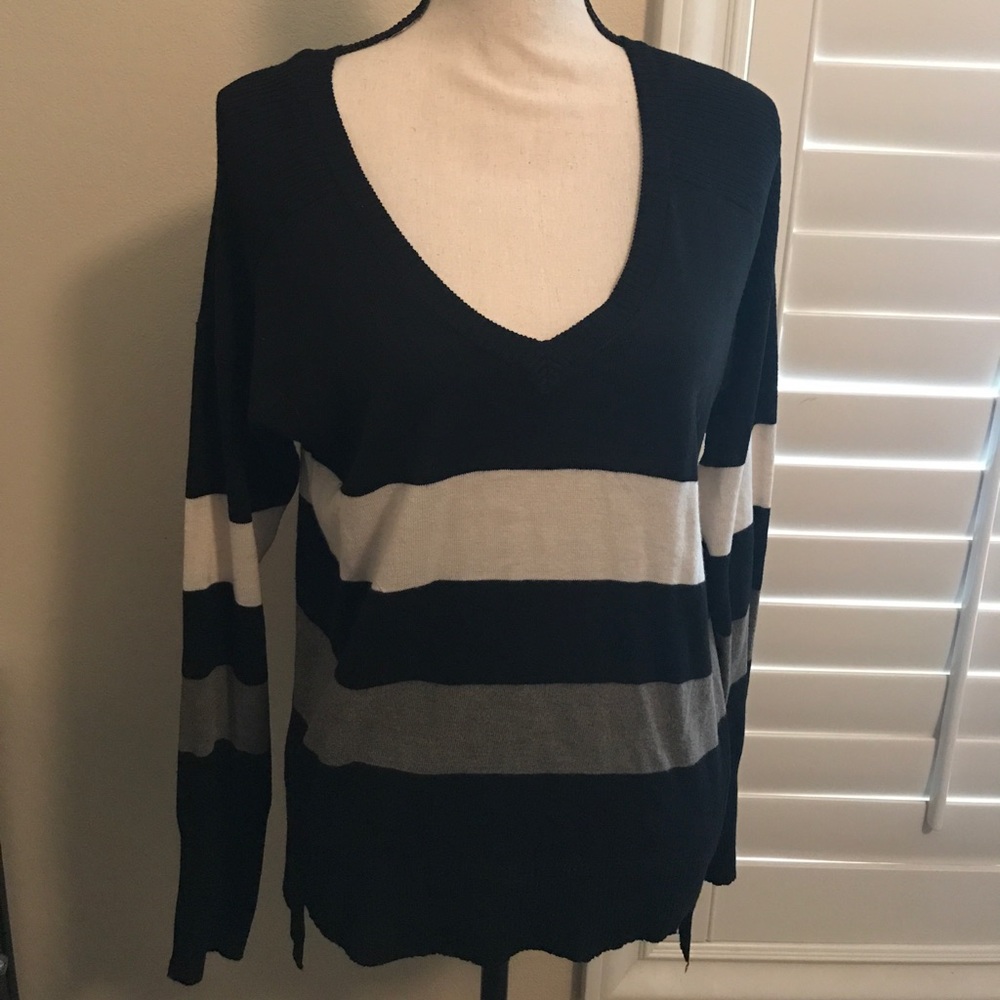 Black v-neck long sleeve top