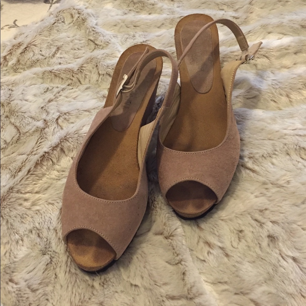 Wedge taupe suede sandal