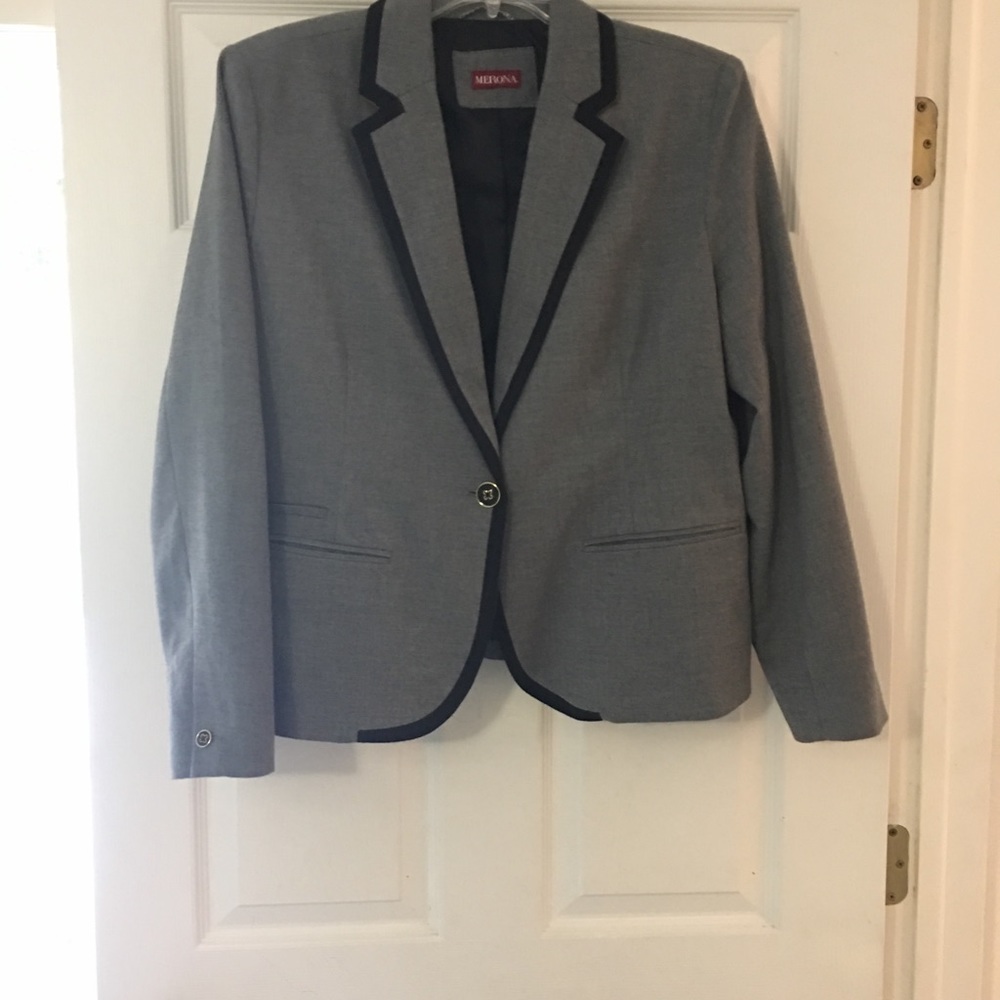NWOT⭐️Grey blazer with mustard under collar
