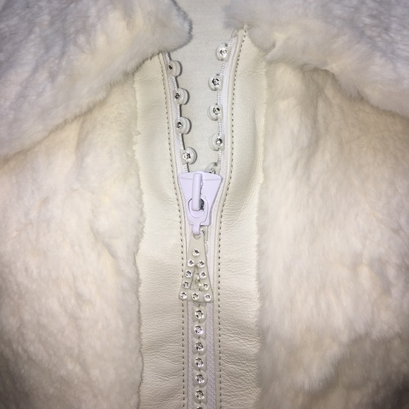 Beautiful white rabbit fur vest. size M 🐇 - Picture 3 of 4