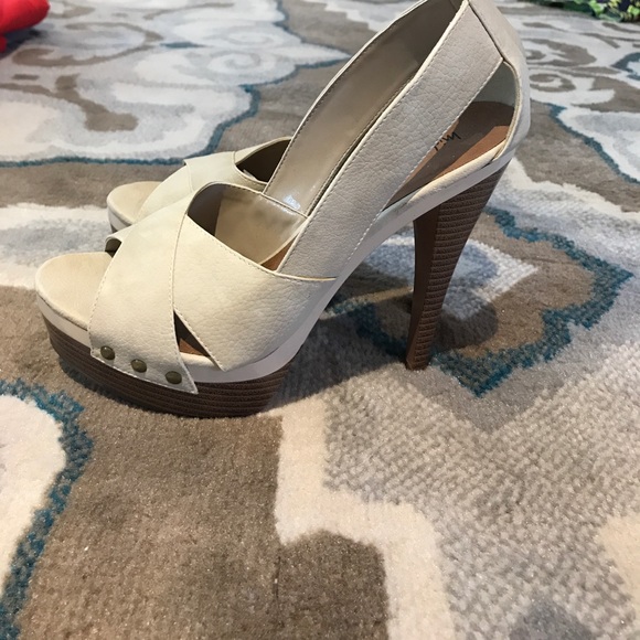 Light tan heels - Picture 2 of 3