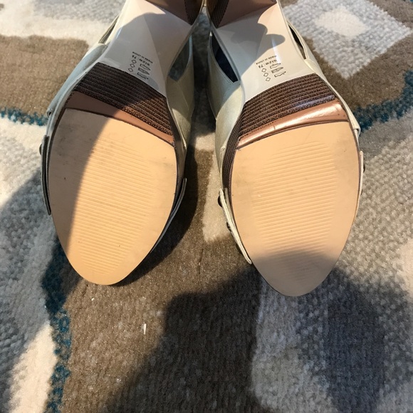 Light tan heels - Picture 3 of 3