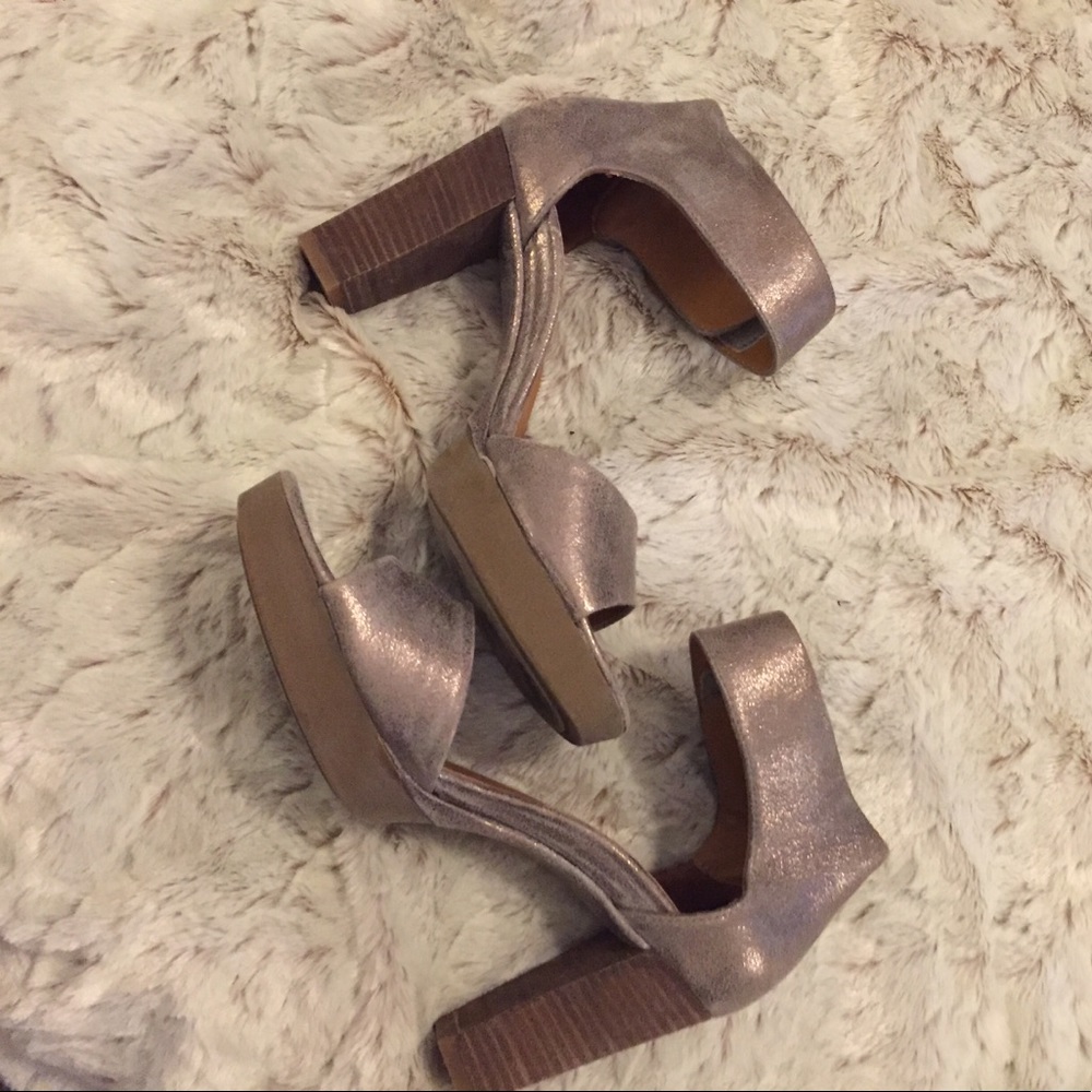 High heeled metallic strappy sandal.