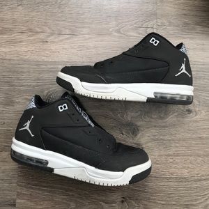 Boys Jordan basketball shoes sz 6