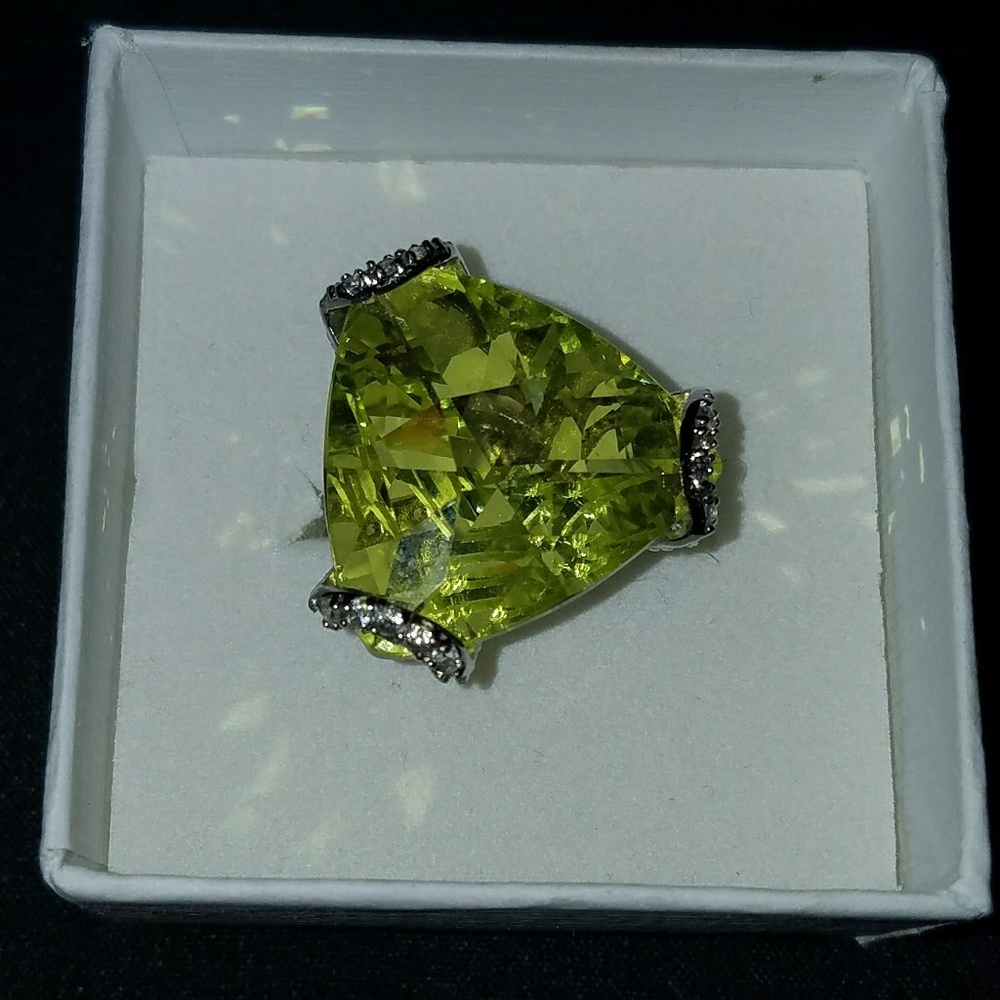 Beautiful green 925 Sterling ring