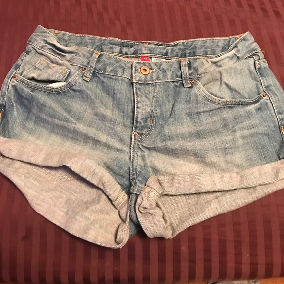 Short shorts - Picture 1 of 2