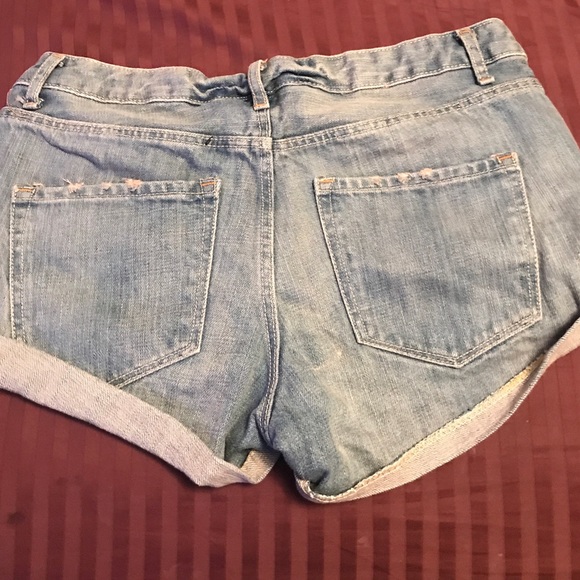 Short shorts - Picture 2 of 2