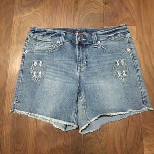 Seven7 embroidered denim shorts, size 6