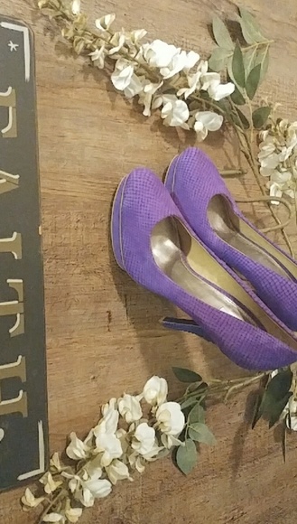 Sexy Suede Heel - Picture 2 of 2