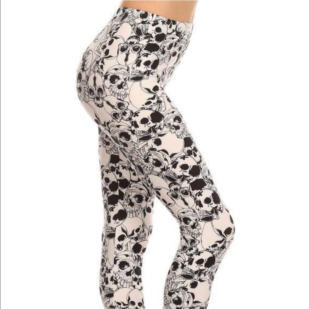 💀WHITE COMPTON CAPRI LEGGINGS💀