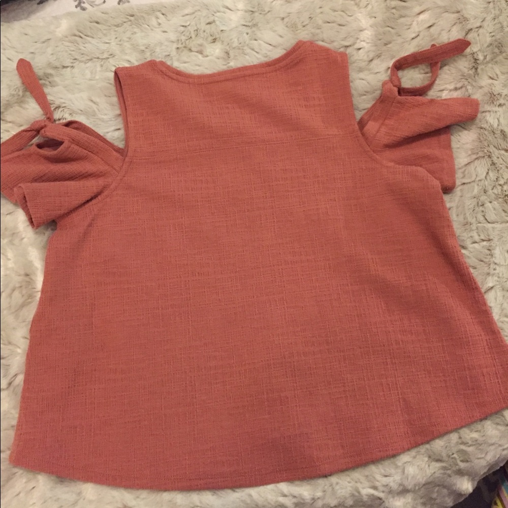 Adorable shortsleeve cold shoulder mauve top