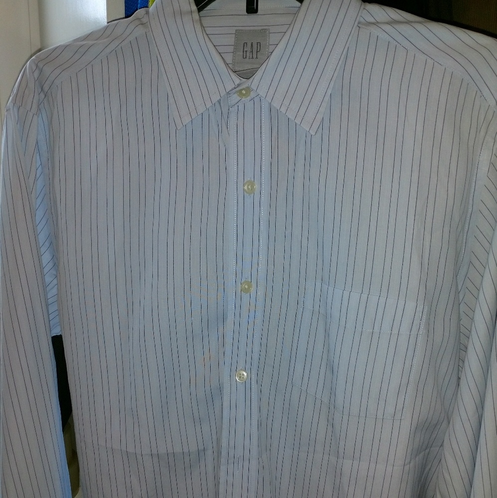 Gap men's long sleeved shirt