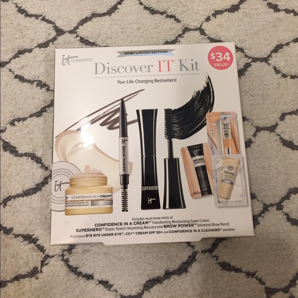 NWOT IT Cosmetics Discover IT Kit